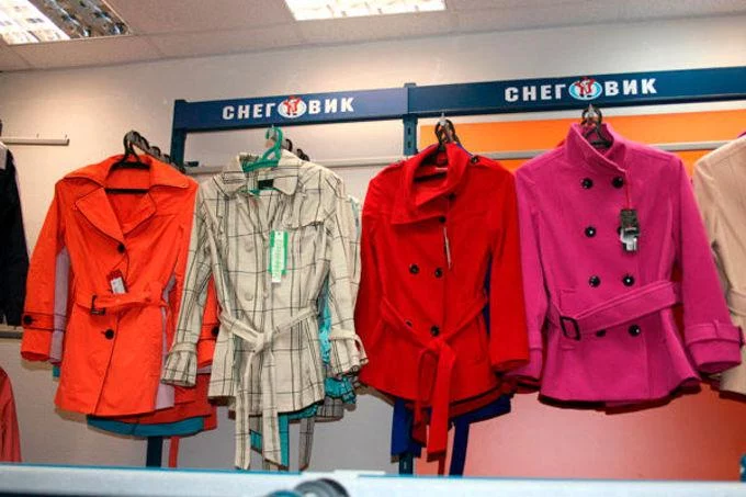 Куртки, пуховики, демисезонные пальто в большом ассортименте представлены в сети фирменных магазинов Снеговик